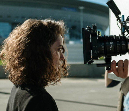 Si cerca una ragazza tra i 16 e i 22 anni per il ruolo da protagonista nel lungometraggio “Voglio guardare” camera attrice casting